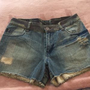 Urban outfitters Camo shorts size 27/5
